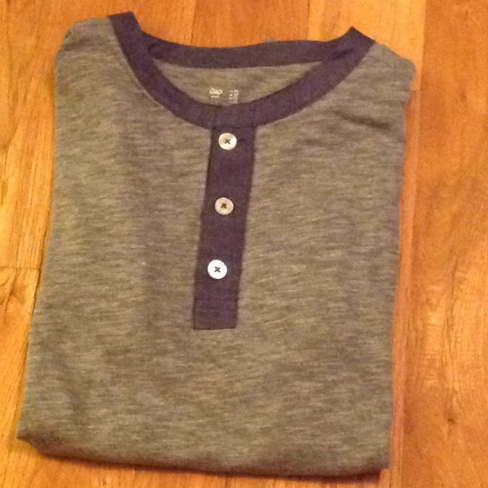 GAP shirt sleeve 3 button t shirt